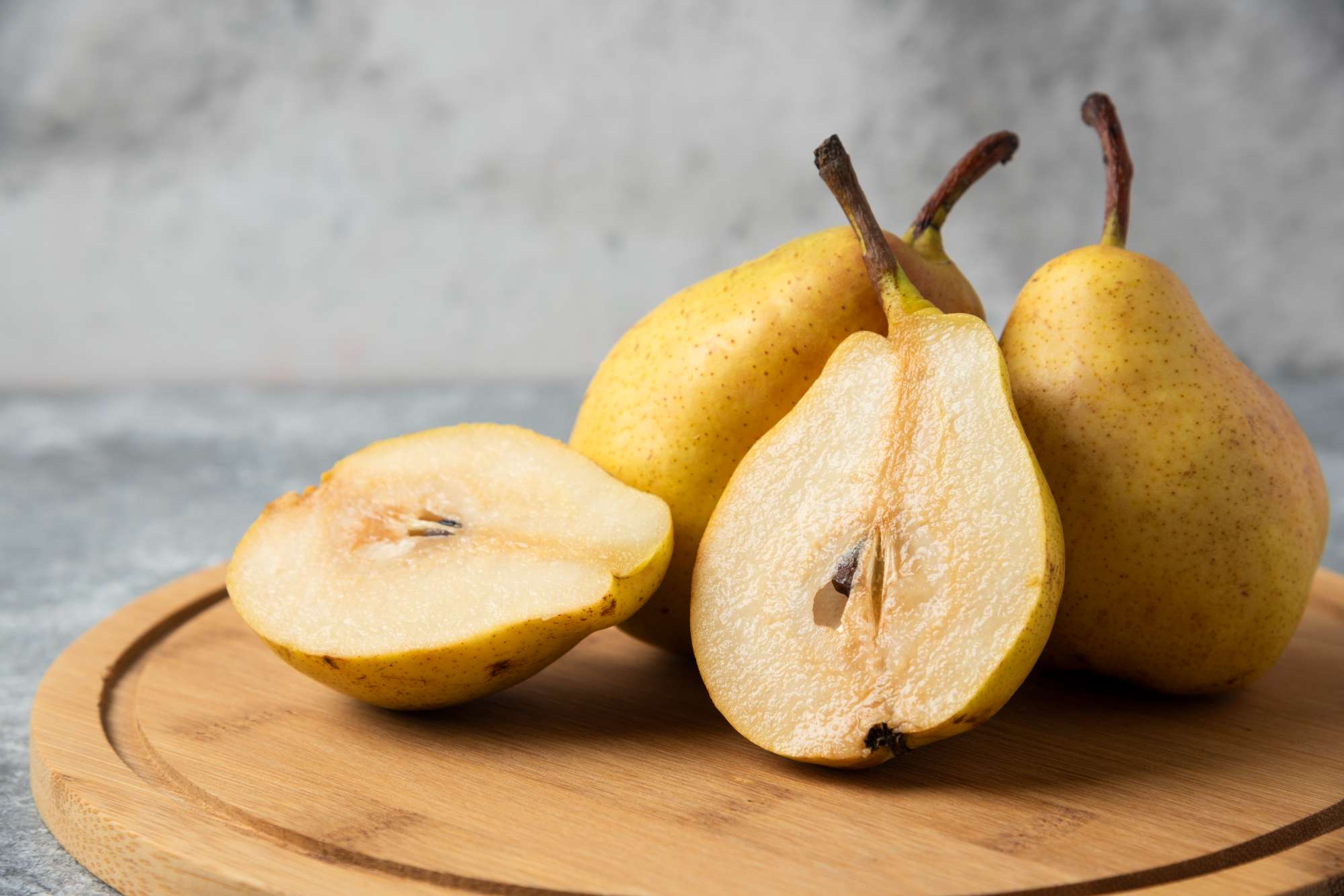 green-pears-wooden-board.jpg